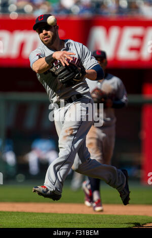 Kansas City, MO, USA. 27 Sep, 2015. Jason Kipnis # 22 de l'Indians de Cleveland lance en premier dans la septième manche au cours de la MLB match entre les Indians de Cleveland et les Royals de Kansas City à Kauffman Stadium de Kansas City, MO. Kyle Rivas/CSM/Alamy Live News Banque D'Images