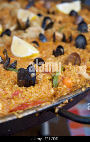 La cuisson de la paella dans un grand plat à un marché alimentaire Banque D'Images