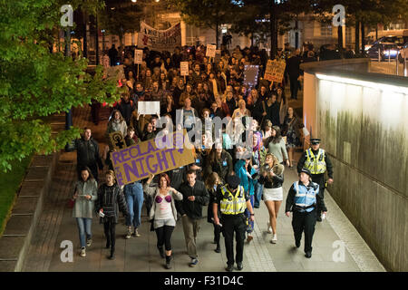 Un récupérer la marche de nuit pour protéger les droits fondamentaux des femmes à Cardiff, Pays de Galles du Sud. Banque D'Images