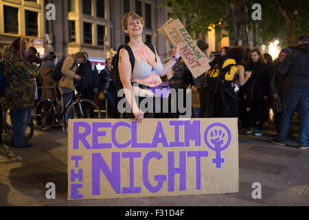 Un récupérer la marche de nuit pour protéger les droits fondamentaux des femmes à Cardiff, Pays de Galles du Sud. Banque D'Images