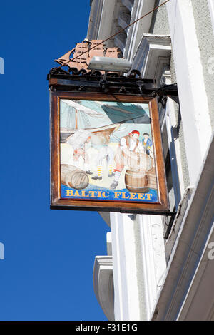 La flotte baltique pendaison encadrée enseigne de pub sur le Strand, la route du bord de mer de Liverpool, Merseyside, Royaume-Uni Banque D'Images