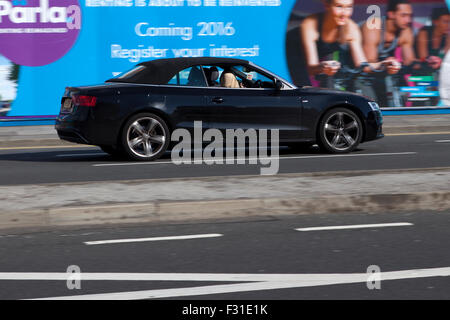 Un flou déménagement Audi A4 à la vitesse de flou sur 'The Strand' à Liverpool, Liverpool, Merseyside, Royaume-Uni Banque D'Images