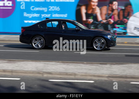 Un flou déménagement BMW 320d au flou de vitesse sur "Le Strand' à Liverpool, Liverpool, Merseyside, Royaume-Uni Banque D'Images