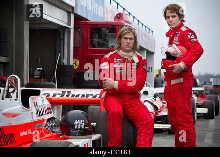 Rush est un film biographique 2013 Drame sportif centré sur la rivalité entre les pilotes de Formule 1 James Hunt et Niki Lauda au cours de la Formule 1 1976 saison de courses. Cette photo est pour un usage éditorial uniquement et est l'auteur de la société film et/ou le photographe attribué par le film ou la société de production et ne peut être reproduite que par des publications dans le cadre de la promotion du film ci-dessus. Un crédit obligatoire pour l'entreprise de film est nécessaire. Le photographe devrait également être portés lorsqu'il est connu. Banque D'Images