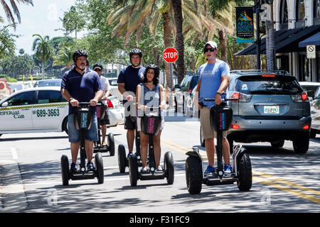 West Palm Beach Florida, Arts & Entertainment District, Clematis Street, Segway Riders, Segway, guide, homme hommes, femme femme, FL150415011 Banque D'Images