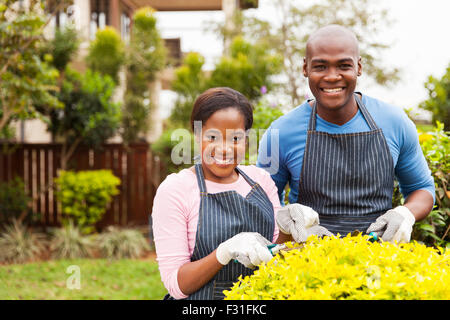 Portrait of happy afro American couple travaillant dans le jardin d'accueil Banque D'Images