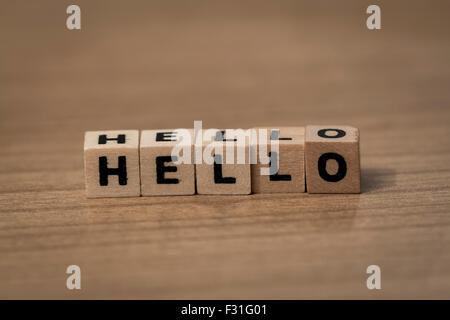 Bonjour écrit en cubes en bois sur un bureau Banque D'Images