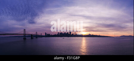 Vue panoramique sur la ville de San Francisco et silhouette Bay Bridge au coucher du soleil Banque D'Images Vue panoramique sur la ville de San Francisco et silhouette Bay Bridge au coucher du soleil Banque D'Images