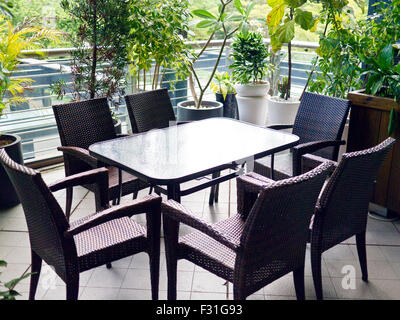 Chaises et table dans le café moderne Banque D'Images