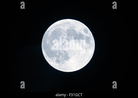 New York, USA. 27 Sep, 2015. Photo prise le 27 septembre 2015 présente le upermoon «' à New York, aux États-Unis. Credit : Muzi Li/Xinhua/Alamy Live News Banque D'Images