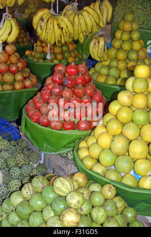 Affichage des grenades, Punica granatum, et autres fruits tropicaux par vendeur de rue au Tamil Nadu, Inde du Sud Banque D'Images