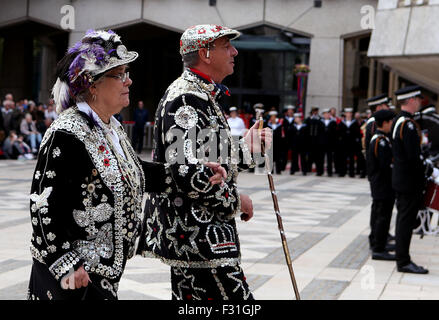 Londres, Grande-Bretagne. 27 Sep, 2015. Un roi et une reine nacré se rassemblent pour célébrer la récolte annuelle Costermonger Festival à Londres, Grande-Bretagne, le 27 septembre 2015. Pearly Kings and Queens qui portent leurs costumes traditionnels bouton nacré et ont défilé à partir de la Guildhall à St Mary-le-Bow church au cours de la récolte de l'Costermonger Festival. © Han Yan/Xinhua/Alamy Live News Banque D'Images