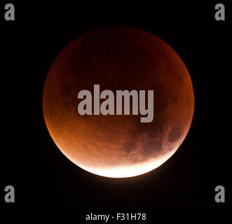 Londres, Angleterre, Royaume-Uni. Lundi 28 septembre 2015 . L'éclipse lunaire supermoon du sang. Crédit : Tony Watson/Alamy Live News Banque D'Images