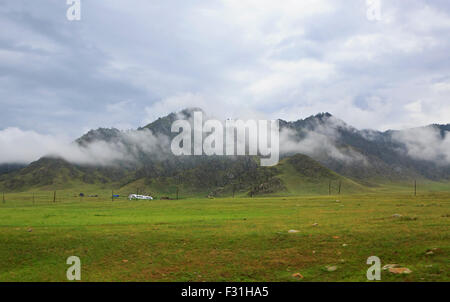 Storm clouds over Chuya ridge de montagnes de l'Altaï. Banque D'Images