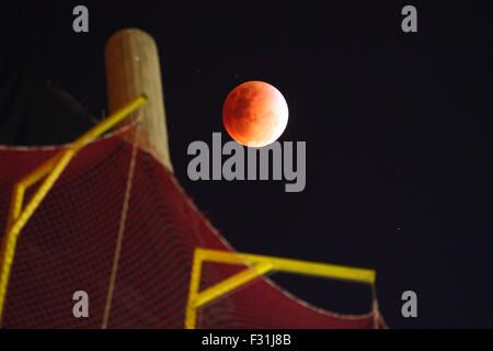 La Paz, Bolivie, le 27 septembre 2015. Vue sur la scène de l'éclipse partielle de la pleine lune au-dessus des filets de sécurité sur un chantier dans le centre de La Paz. Pleine lune de septembre est aussi la plus proche de Supermoon, 2015 et la première pleine lune du printemps dans l'hémisphère sud. Cette pleine lune de Septembre est aussi appelée une Lune de sang parce qu'elle présente la quatrième et dernière éclipse de lune : une tétrade quatre éclipses totales de lune, espacées de six mois lunaire (pleine lune) de l'autre. Banque D'Images