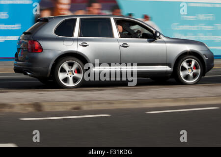 Un trouble d'argent déménagement Porsche Cayenne en vitesse le motion blur sur 'The Strand' à Liverpool, Liverpool, Merseyside, Royaume-Uni Banque D'Images