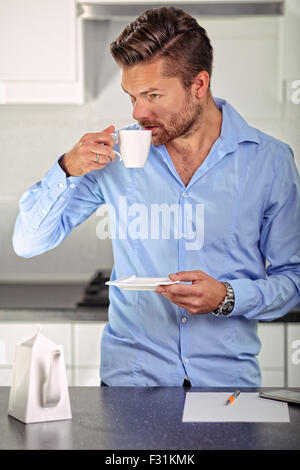 Businessman in a man's shirt avec café Banque D'Images