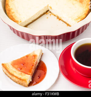 Maison de coin de gâteau au fromage avec tasse de café. Haut voir l'image d'arrière-plan du menu de petit-déjeuner Banque D'Images