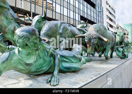 Monumento al Encierro, un moulage en bronze de la San Fermín à Pampelune, Espagne Banque D'Images