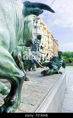 Monumento al Encierro, un moulage en bronze de la San Fermín à Pampelune, Espagne Banque D'Images