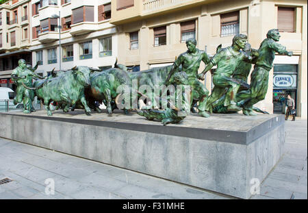 Monumento al Encierro, un moulage en bronze de la San Fermín à Pampelune, Espagne Banque D'Images