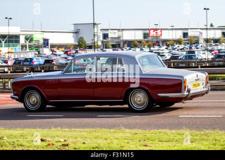 Rolls-Royce Silver Shadow voyageant le long de la route à l'ouest de Kingsway à Dundee, Royaume-Uni Banque D'Images