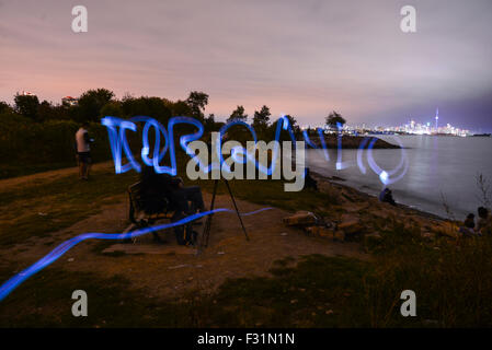 Toronto, Canada. 27 Septembre, 2015. Les personnes en attente de supermoon eclipse à Humber Bay Park est à Toronto,Canada. Credit : NISARGMEDIA/Alamy Live News Banque D'Images