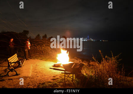 Toronto, Canada. 27 Septembre, 2015. Les personnes en attente de supermoon eclipse à Humber Bay Park est à Toronto,Canada. Credit : NISARGMEDIA/Alamy Live News Banque D'Images