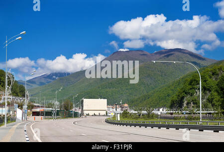 L'autoroute qui traverse le village sur un fond de montagnes Banque D'Images