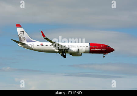 Norwegian Air Shuttle Boeing 737-800 (LN-DYQ) à l'atterrissage à l'aéroport de Birmingham, UK Banque D'Images