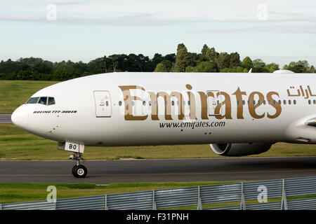 Unis Boeing 777 (A6-EBO) à l'aéroport de Birmingham, UK Banque D'Images