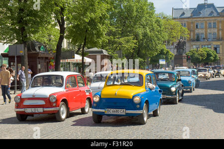 LVOV, UKRAINE - Mai 11 : ancienne rétro russo-ukrainienne de 1960 voitures-ies (1969 Moskvitch 412 autres noms Eliette, Yalta, ZAZ) sur les rallyes en d Banque D'Images