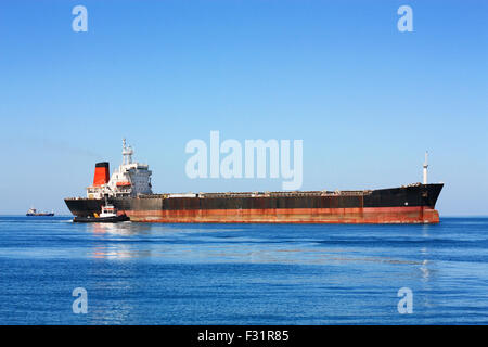 Automoteur en mer dans les routes attendent d'entrer au port maritime Banque D'Images