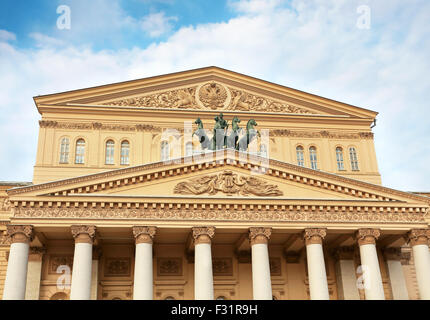 Façade du théâtre Bolchoï à Moscou avec une colonnade, architrave et un quadrige de bronze Banque D'Images
