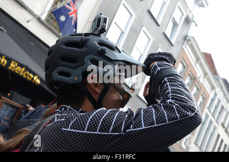 Cycliste asiatique avec l'action caméra sur son casque Banque D'Images