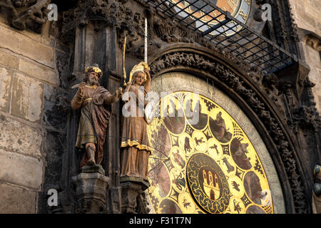 Horloge astronomique de Prague (Prague Orloj) - sur le mur de la vieille ville Hôtel de Ville, à la place de la Vieille Ville à Prague, République Tchèque Banque D'Images