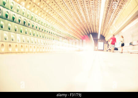 Rame de métro en mouvement d'arriver à une gare souterraine, tonique de l'image. Banque D'Images