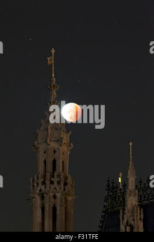 Londres, Royaume-Uni. 28 Sep, 2015. Super pleine Lune et éclipse lunaire tôt lundi matin 4:17AM au-dessus de la Chambre du Parlement de Westminster, Londres, Royaume-Uni. Crédit : David Bleeker Photography.com/Alamy Live News Banque D'Images