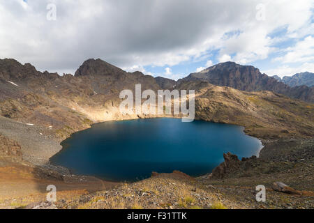 Lac de montagne, de beaux paysages avec de hautes montagnes Banque D'Images
