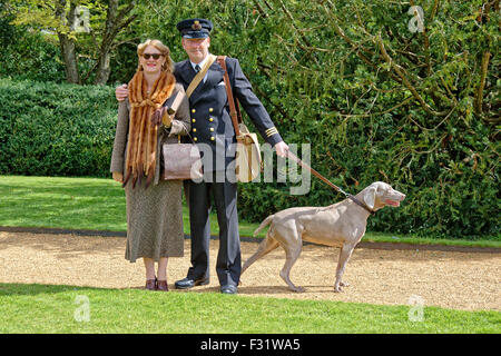 Acteurs historiques représentant une femme avec officier de la marine marchande pendant la guerre, en 1940, la Grande-Bretagne et en style authentique de vêtements avec chien Banque D'Images