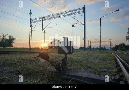 Le poste de gouverne et les pistes avec la traction électrique en Pologne Banque D'Images