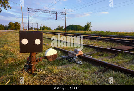 Le poste de gouverne et les pistes avec la traction électrique en Pologne Banque D'Images