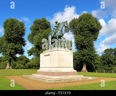 Statue de la reine Elizabeth II à dos de cheval sur une plinthe de Windsor Great Park Banque D'Images