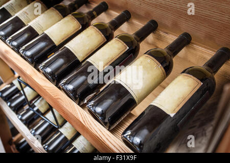 Vieux bouteilles de vin sur vin la tablette. Banque D'Images