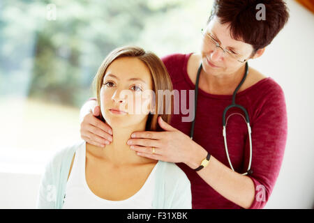 Doctor examining patient Banque D'Images