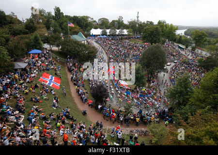 Richmond (Virginie), 27 sept., 2015. riders ascend libby hill durant la course élite hommes au championnats du monde de cyclisme sur route UCI à Richmond, en Virginie. estiment que les 10 jours de course a attiré 650 000 spectateurs dans les rues de richmond. Banque D'Images