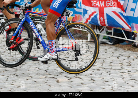 Richmond (Virginie), 27 sept., 2015. le serbe, Ivan stevic monte les galets de Libby hill au cours de l'uci hommes des championnats du monde de course d'élite. crédit : ironstring/Alamy live news Banque D'Images