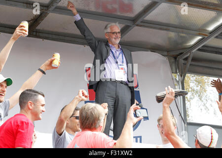 Richmond (Virginie), 27 sept., 2015. Le président de l'UCI, Brian cookson traite de fans aux championnats du monde de cyclisme sur route UCI. crédit : ironstring/Alamy live news Banque D'Images