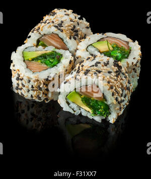 Rouleaux de sushi japonais frais avec de l'avocat et le saumon Banque D'Images