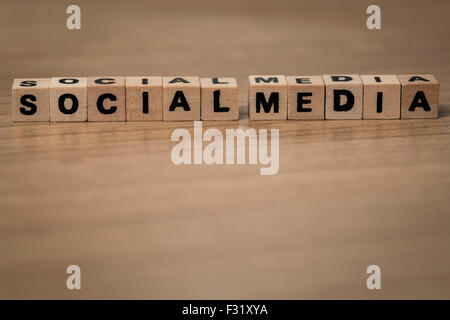 Les médias sociaux écrit en cubes en bois sur un bureau Banque D'Images
